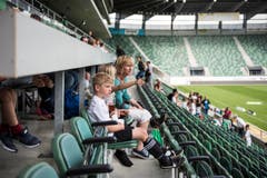 Bärenbande im Kybunpark: 250 Kinder dürfen mit Spielern des FCSG trainieren (Bild: Sabrina Stübi)