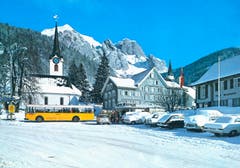 Ein Postauto lässt um 1971 Passagiere in Wildhaus ein- und aussteigen. Im Hintergrund der Schafberg. Wenige Tage vor Aufnahme des Fotos muss es stark geschneit haben. (Bild: PD)
