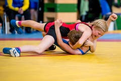 Anja Epp von der Ringerriege Schattdorf (oben) gegen Silas Dietiker von der Ringerstaffel Freiamt. (Bild: Philipp Schmidli)