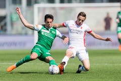 Danijel Aleksic kämpft gegen Quentin Maceiras um den Ball. (Bild: Keystone)