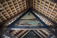 Ein weiteres Giebelbild mit Glasscheiben links und rechts oben zwischen Bild und Dachbalken. (Bild: Manuela Jans-Koch (Luzern, 3. Mai 2018))