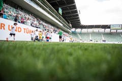 Bärenbande im Kybunpark: 250 Kinder dürfen mit Spielern des FCSG trainieren (Bild: Sabrina Stübi)