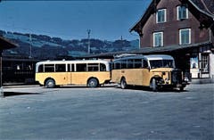 Ein Postauto mit Personenanhänger wartet in Nesslau in den Vierzigerjahren des 20. Jahrhunderts auf Passagiere. (Bild: PD)