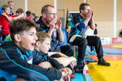 Betreuer und Klubkameraden des RC Oberriet Grabs feuern ihren Ringer an. (Bild: Philipp Schmidli)