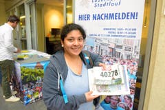 Gabriela Blankenagel, Meggen, Startnummer 40 278, zum 41. Stadtlauf: «Wir gehen mit der Firma an den Start. Der Spassfaktor darf natürlich nicht zu kurz kommen. Der Stadtlauf ist eine gute Sache.» (Bild: LZ)