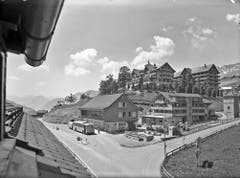 Ein Postauto mit Postanhänger hält 1955 in Wildhaus-Lisighaus. Im Hintergrund erkennt man das Hotel Acker. (Bild: PD)