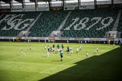 Bärenbande im Kybunpark: 250 Kinder dürfen mit Spielern des FCSG trainieren (Bild: Sabrina Stübi)