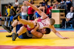 Ueli Roos vom RC Willisau Lions (rot) gegen Adrian Kronenberg, Ringerriege Hergiswil (blau) bei den Junioren Ringen Meisterschaften in der BBZ Halle Willisau am Sonntag, 6. Mai 2018. (Bild: Philipp Schmidli)