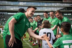 Bärenbande im Kybunpark: 250 Kinder dürfen mit Spielern des FCSG trainieren (Bild: Sabrina Stübi)
