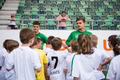 Bärenbande im Kybunpark: 250 Kinder dürfen mit Spielern des FCSG trainieren (Bild: Sabrina Stübi)
