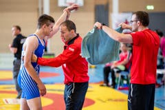 Die Betreuer der RC Willisau Lions pflegen in der Kampfpause Daniel Häfliger (Bild: Philipp Schmidli)