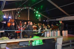 Die Atlantis Big Band mit dem einheimischen Dirigenten Gilbert Tinner (rechts). (Bild: Beat Lanzendorfer)