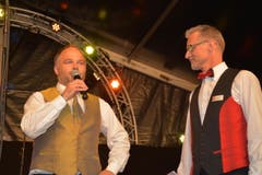 Patric Schönenberger (links), Musig Gähwil, überbringt Christian Guler, Präsident Blechharmonie Kirchberg, die Glückwünsche. (Bild: Beat Lanzendorfer)