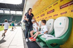 Bärenbande im Kybunpark: 250 Kinder dürfen mit Spielern des FCSG trainieren (Bild: Sabrina Stübi)