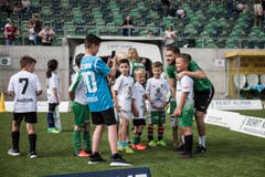 Bärenbande im Kybunpark: 250 Kinder dürfen mit Spielern des FCSG trainieren (Bild: Sabrina Stübi)