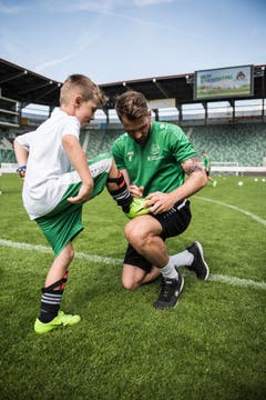 Bärenbande im Kybunpark: 250 Kinder dürfen mit Spielern des FCSG trainieren (Bild: Sabrina Stübi)