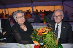 Armin Strässle, Ehrenpräsident der Blechharmonie Kirchberg, und Ehefrau Annette stellten sich als Paten der neuen Vereinsfahne zur Verfügung. (Bild: Beat Lanzendorfer)