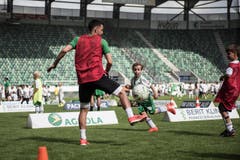 Bärenbande im Kybunpark: 250 Kinder dürfen mit Spielern des FCSG trainieren (Bild: Sabrina Stübi)