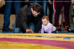Der ehemalige Spitzenringer Thomas Bucheli mit seiner Tochter Giulia (Bild: Philipp Schmidli)