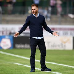 Lugano-coach Guillermo Abascal ist mit einer Entscheidung des Schiedsrichter nicht einverstanden. (Bild: Keystone)