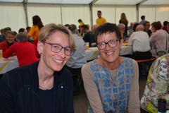 Bettina Habrik (links) und Irene Häne hat der Jubiläumsabend ebenfalls gefallen. (Bild: Beat Lanzendorfer)