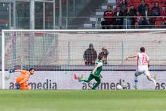 Pajtim Kasami schiebt den ball zumm 1:0 ins Tor. (Bild: Keystone)