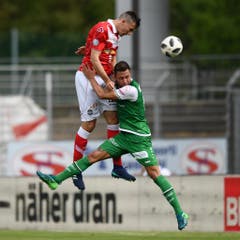 Alain Wiss im Kampf um den Ball gegen Vladimir Golemic. (Bild: Keystone)