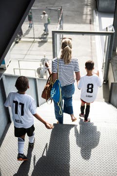 Bärenbande im Kybunpark: 250 Kinder dürfen mit Spielern des FCSG trainieren (Bild: Sabrina Stübi)