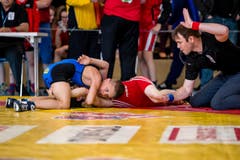 Ambros Imboden vom RC Willisau Lions (links) gegen Gino Gugolz von der Ringerriege Einsiedeln (rot). (Bild: Philipp Schmidli)