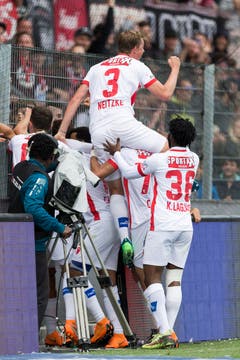 Die Mannschaft freut sich mit Alex Succar. (Bild: Keystone)