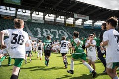 Bärenbande im Kybunpark: 250 Kinder dürfen mit Spielern des FCSG trainieren (Bild: Sabrina Stübi)