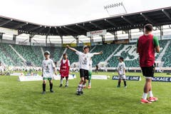 Bärenbande im Kybunpark: 250 Kinder dürfen mit Spielern des FCSG trainieren (Bild: Sabrina Stübi)