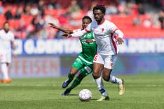 Nzuzi Toko versucht dem Sittener Xavier Kouassi den Ball abzunehmen. (Bild: Keystone)