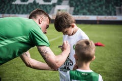 Bärenbande im Kybunpark: 250 Kinder dürfen mit Spielern des FCSG trainieren (Bild: Sabrina Stübi)