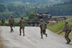 600 Soldaten an Volltruppenübung der Armee im Thurgau Mowag Gelände, Kiesgrube Bürgeln.