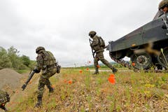 600 Soldaten an Volltruppenübung der Armee im Thurgau Mowag Gelände, Kiesgrube Bürgeln.