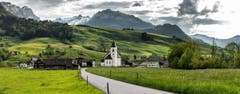 Das Dorf Brülisau AI und im Hintergrund der Alpstein (Bild: Marc Bollhalder)