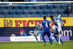 GCs Marco Djuricin (rechts) erzielt das 1:0 gegen FCL-Torhüter Jonas Omlin. | Bild: Philipp Schmidli (Luzern, 13. Mai 2018)