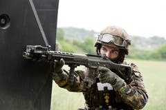 600 Soldaten an Volltruppenübung der Armee im Thurgau Mowag Gelände, Kiesgrube Bürgeln.