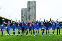 Francisco Rodriguez, Filip Ugrinic, Stefan Knezevic, Shkelqim Demhasaj, Marvin Schulz, Simon Grether, Daniel Follonier, Yannick Schmid, Silvan Sidler, Idriz Voca, Pascal Schürpf, Oliver Custodio und Christian Schneuwly (von links) jubeln vor ihren Fans. | Bild: Martin Meienberger / Freshfocus (Luzern, 13. Mai 2018)