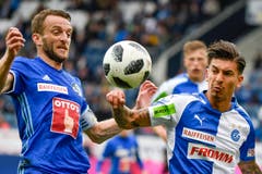 Duell zwischen Luzerns Christian Schneuwly (links) gegen GC's Jean-Pierre Rhyner. | Bild: Martin Meienberger / Freshfocus (Luzern, 13. Mai 2018)