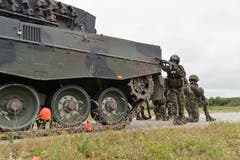 600 Soldaten an Volltruppenübung der Armee im Thurgau Mowag Gelände, Kiesgrube Bürgeln.
