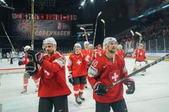 Noah Rod, Gaetan Haas und Tristan Scherwey (von links) bedanken sich bei den Schweizer Fans für die Unterstützung. | Bild: Andy Müller / Freshfocus