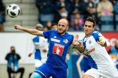 Luzerns Valeriane Gvilia (links) gegen GCs Trent Sainsbury | Bild: Philipp Schmidli (Luzern, 13. Mai 2018)