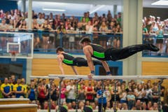 Zwei Turner des STV Roggliswil zeigen ihr Können. | Bild: Dominik Wunderli (Grosswangen, 12. Mai 2018)