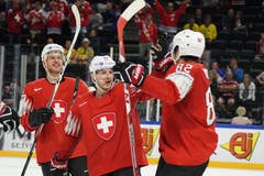 Mirco Müller, Joel Vermin und Simon Moser (von links) jubeln nach dem Tor zum 5:1. | Bild: Andy Müller / Freshfocus