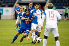 Luzerns Francisco Rodriguez (links) gegen GCs Trent Sainsbury (Mitte). | Bild: Philipp Schmidli (Luzern, 13. Mai 2018)