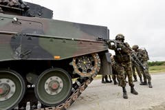 600 Soldaten an Volltruppenübung der Armee im Thurgau Mowag Gelände, Kiesgrube Bürgeln.