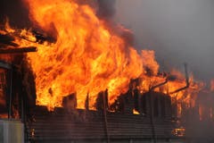 Die Lagerhalle steckte bald in Vollbrand. (Bild: Paul Gwerder)