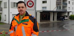 Florian Schneider, Mediensprecher der Kantonspolizei St.Gallen, vor dem Wohnhaus, in dem es zur Gewalttat kam. (Bild: Ruedi Hirtl)